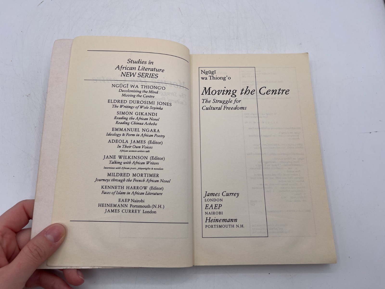 Ngugi wa Thiong’o Wa Thiong`O, Ngugi Moving the Centre (Paperback)