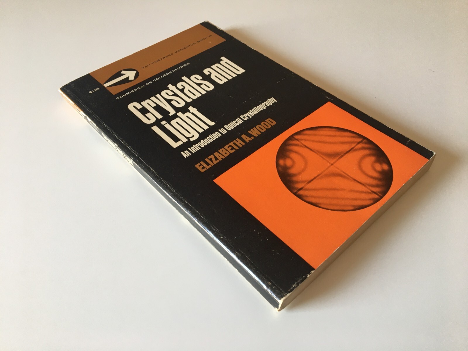 Elizabeth A. Wood, Crystals and light, D. Van Nostrand Company 1964 Engl