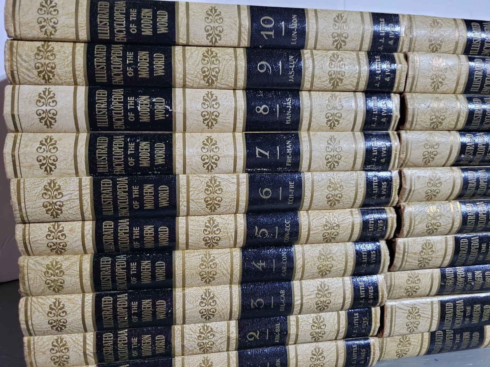Encyclopedia 1956 Illustrated Encyclopedia Of The Modern World 20 Volumes Vtg.