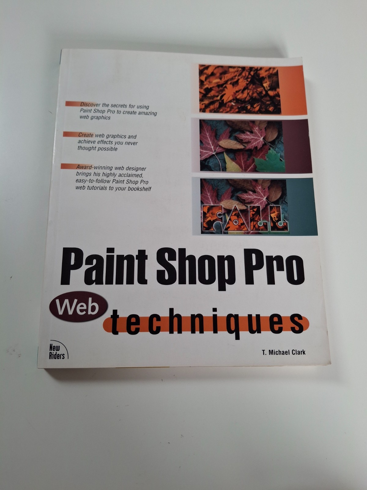 PAINT SHOP PRO WEB TECHNIQUES – T. Michael Clark – New Riders Publishing – 1997