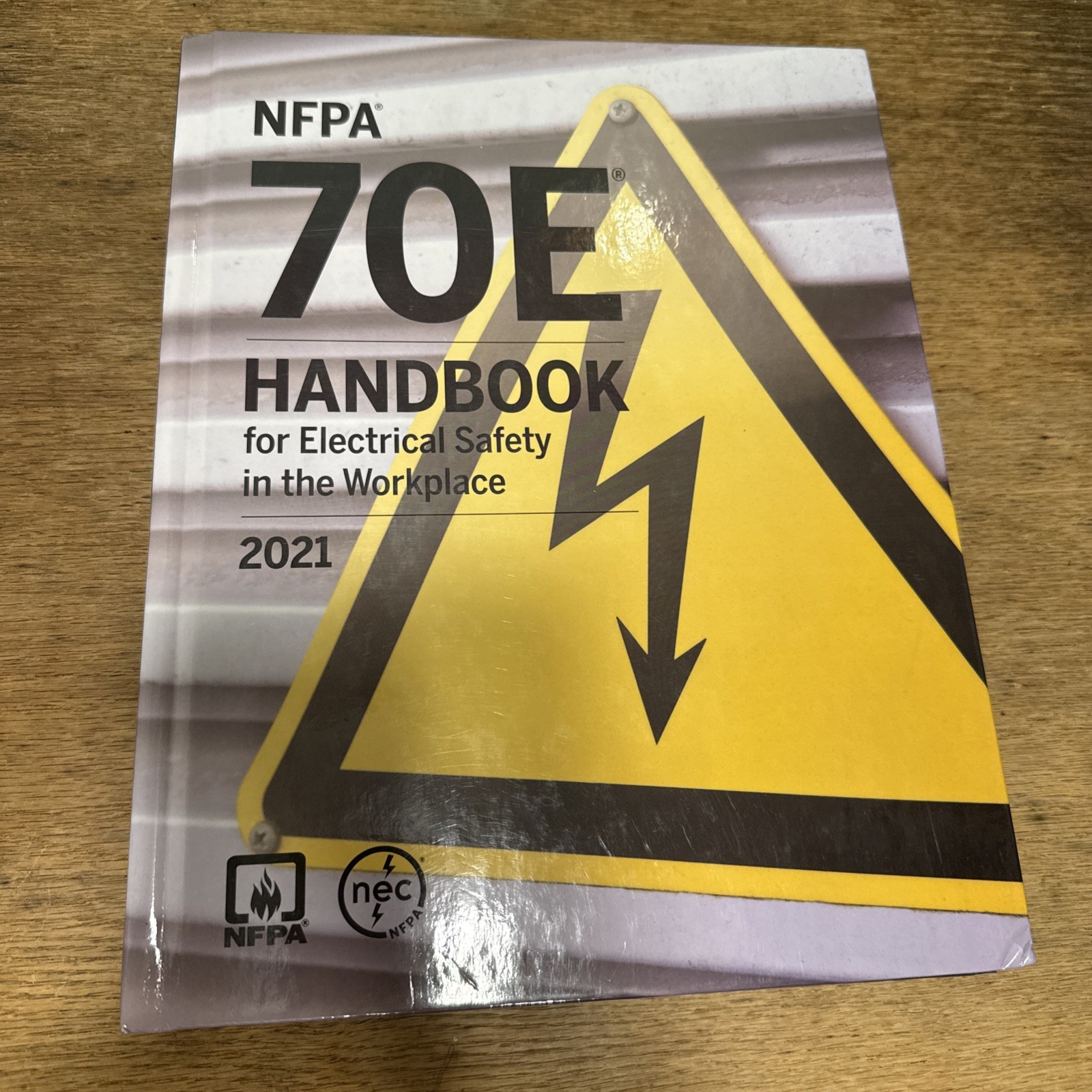NFPA 70E, Handbook for Electrical Safety in the Workplace, 2021 Ed – CLEAN VG +