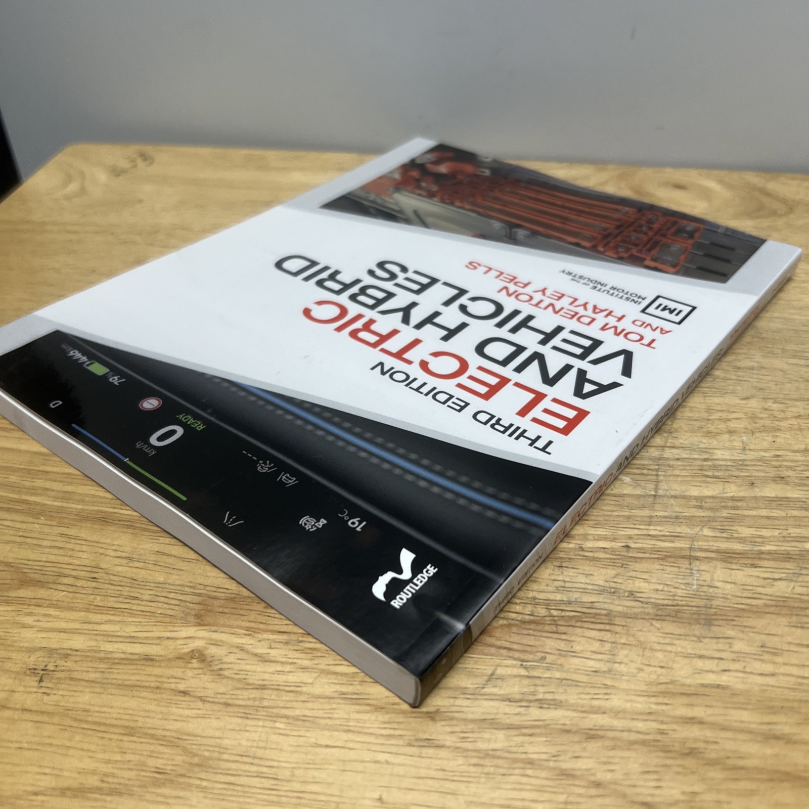 Hayley Pells – Electric and Hybrid Vehicles – Paperback – B245z