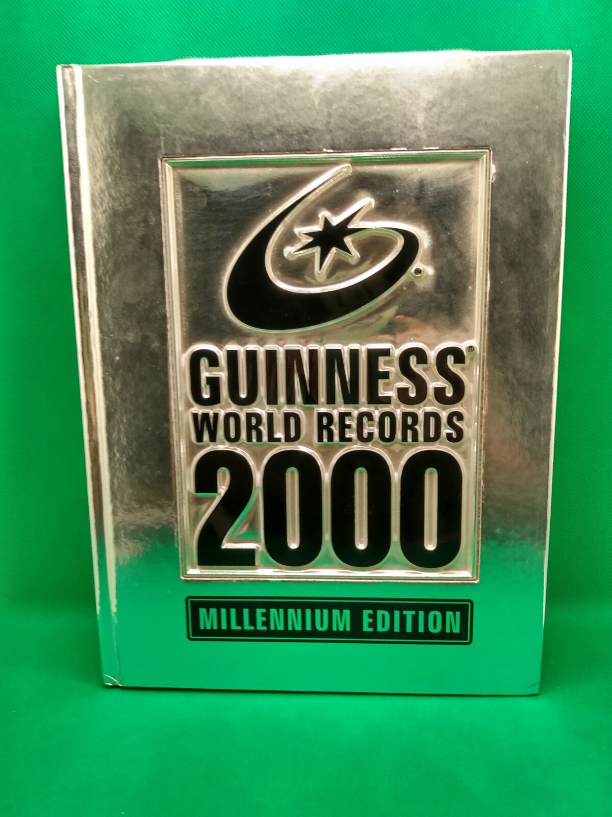 Guinness World Records 2000 Millennium Edition | 288 Pages